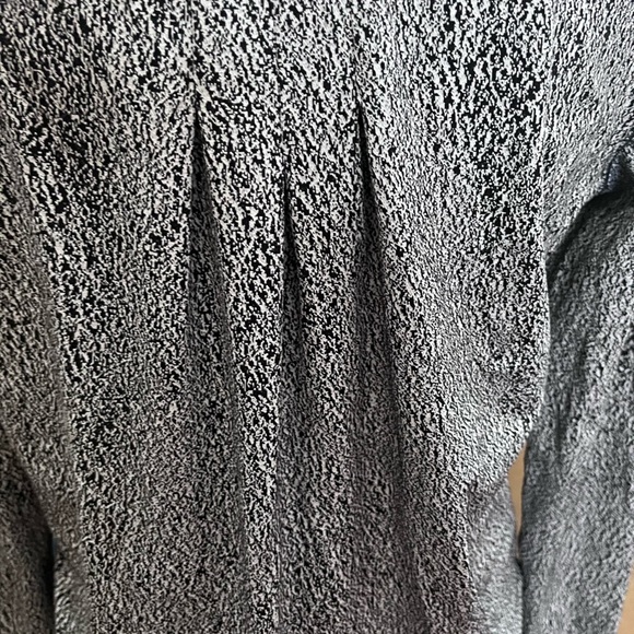 Size 6 top that can be worn going out. Like new. - Picture 3 of 4